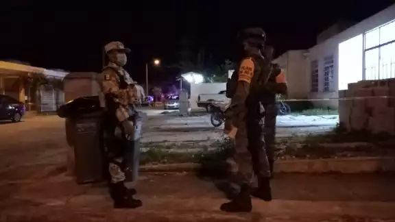 En el sitio quedaron casquillos percutidos, mismos que fueron señalados como indicios por policías ministeriales En el sitio quedaron casquillos percutidos, mismos que fueron señalados como indicios por policías ministeriales