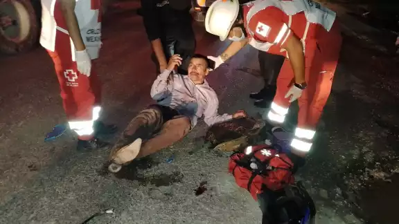 El motociclista fue auxiliado por la Cruz Roja y luego trasladado a los separos de la policía