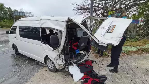 Elementos de la Policía Municipal acudieron al sitio para entrevistarse con el conductor de la van de transporte turística privada Elementos de la Policía Municipal acudieron al sitio para entrevistarse con el conductor de la van de transporte turística privada