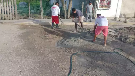 Los mototaxistas fueron los encargados de tapar los baches