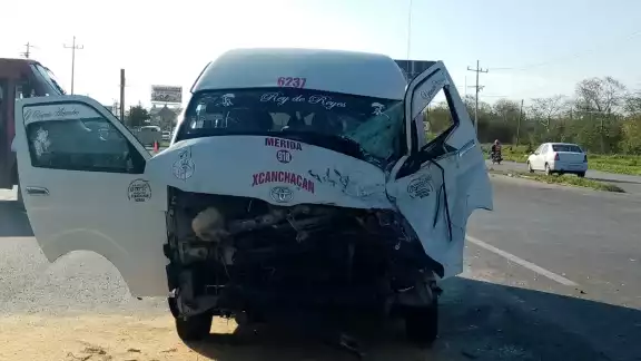 Las unidades involucradas en el choque en la carretera Mérida-Cancún fueron removidas por una grua Las unidades involucradas en el choque en la carretera Mérida-Cancún fueron removidas por una grua