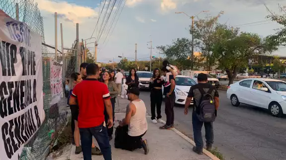 Desde las 10 de la mañana los asistentes empezaron a formarse en las inmediaciones del recinto deportivo Desde las 10 de la mañana los asistentes empezaron a formarse en las inmediaciones del recinto deportivo