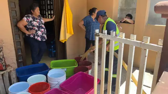 Las familias están obligadas a surtirse con pozos o pipas; muchas no tienen tinaco.