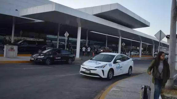 Empleados de Menzies insisten en la necesidad de contratar más trabajadores en el aeropuerto de Mérida Empleados de Menzies insisten en la necesidad de contratar más trabajadores en el aeropuerto de Mérida