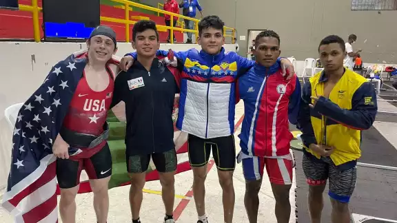 El halterista Herseleid Antonio Carrazco Cetzgana medalla de oro