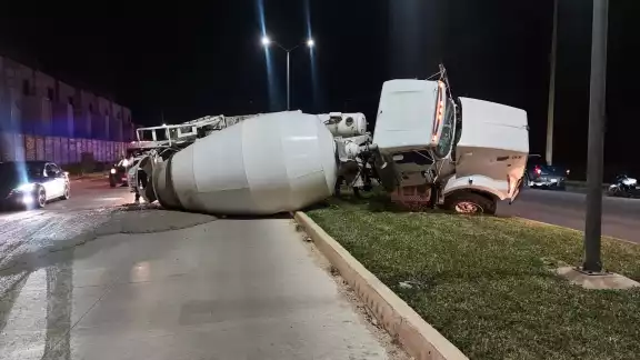 La circulación con dirección a la avenida Guayacán se ha visto afectad, ya que sobre la vía de circulación quedo parte del cemento regado La circulación con dirección a la avenida Guayacán se ha visto afectad, ya que sobre la vía de circulación quedo parte del cemento regado