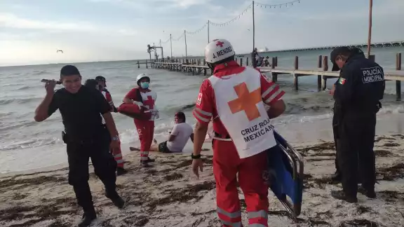 De nuevo surgen opiniones controversiales con respecto a un incidente en la playa, pues un visitante se lesionó por no haber señalamientos de advertencia De nuevo surgen opiniones controversiales con respecto a un incidente en la playa, pues un visitante se lesionó por no haber señalamientos de advertencia