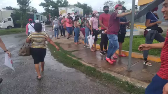 Los jóvenes acudieron a dos centros de vacunación distribuidos en el municipio