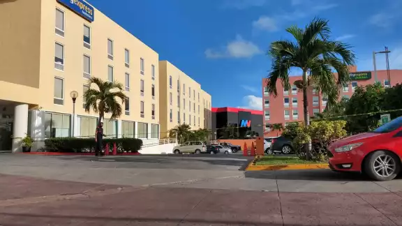 El hotel se encuentra la Supermanzana 8, frente a Plaza las Américas El hotel se encuentra la Supermanzana 8, frente a Plaza las Américas