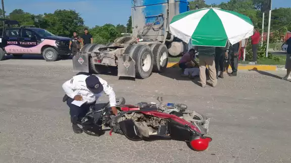 Miguel Martínez sufrió un traumatismo craneoencefálico tras chocar su motocicleta contra un tractocamión en Escárcega.