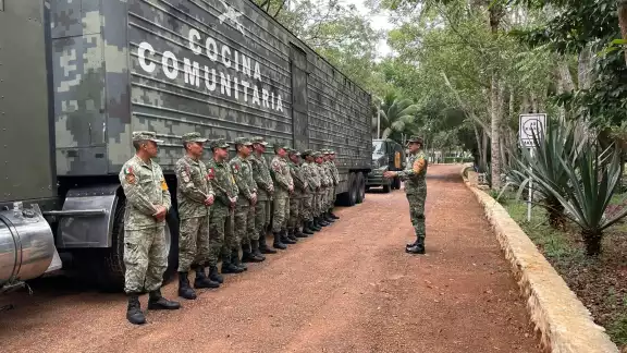 Son 600 elementos los que integran el Plan DN-III-E; se producen 7 mil 500 raciones diarias para atender a la población en la cocina comunitaria