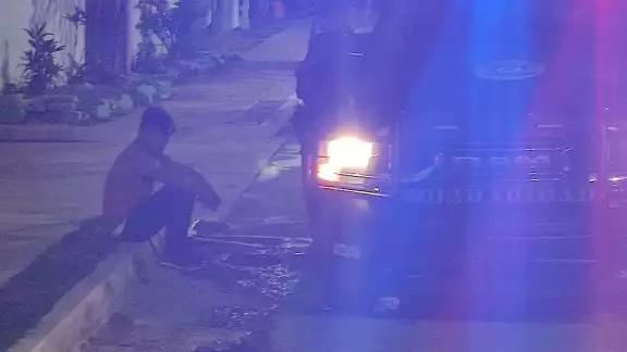 El enamorado fue expulsado de la casa y los policías lo hallaron sentado en un parque