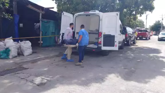 El cuerpo ya se encontraba sin vida y no fue necesario que vayan los paramédicos. El cuerpo ya se encontraba sin vida y no fue necesario que vayan los paramédicos.
