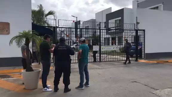 La víctima relató cómo ocurrió el asalto a las afueras de su casa en Residencial Almena de Cancún este 14 de febrero La víctima relató cómo ocurrió el asalto a las afueras de su casa en Residencial Almena de Cancún este 14 de febrero