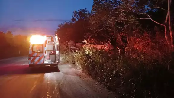 El conductor presentó solamente golpes tras la volcadura