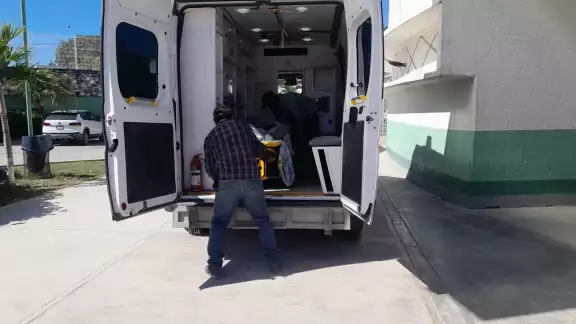 Un hombre fue trasladado en una ambulancia al hospital IMSS-Bienestar Janell Romero Aguilar tras recibir una descarga eléctrica Un hombre fue trasladado en una ambulancia al hospital IMSS-Bienestar Janell Romero Aguilar tras recibir una descarga eléctrica