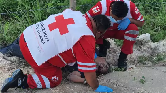Derivado del fuerte impacto, el motociclista voló por los aires y fue proyectado al menos 50 metros