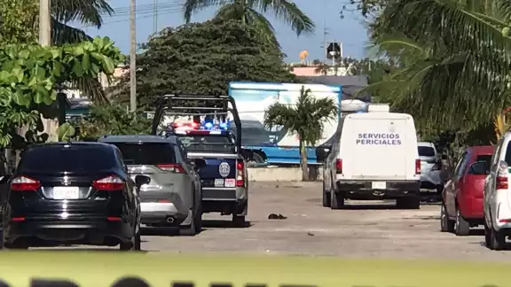 El sobreviviente al ataque armado en Cancún fue llevado a un hospital del IMSS, mientras que su compañero, murió en el lugar