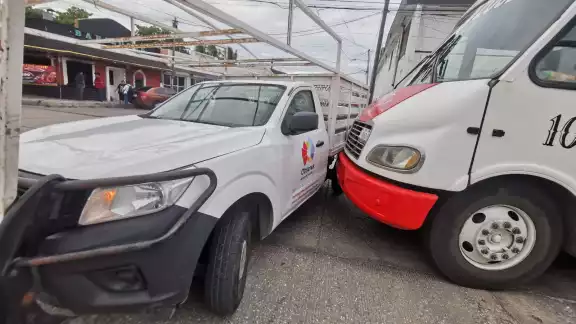 Fuerte accidente entre camión urbano y camioneta en Campeche deja daños pero sin heridos Fuerte accidente entre camión urbano y camioneta en Campeche deja daños pero sin heridos