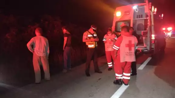 El conductor del camión tuvo que ser atendido por paramédicos de la Cruz Roja