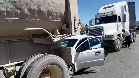 Los pasajeros del vehículo quedaron prensados por dos pesadas unidades en la vía Mérida-Umán Los pasajeros del vehículo quedaron prensados por dos pesadas unidades en la vía Mérida-Umán