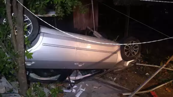 El responsable como pudo descendió de la unidad y escapó a bordo de un taxi El responsable como pudo descendió de la unidad y escapó a bordo de un taxi
