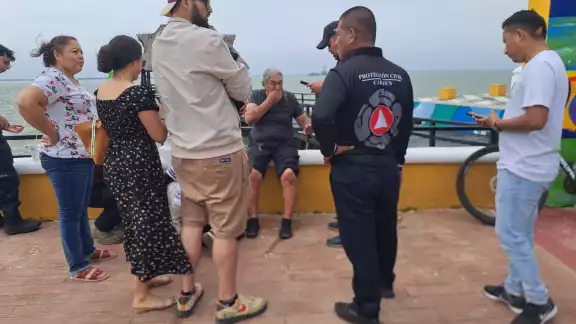 El canino, identificado como Junior, se había escapado de su correa y se aventó al mar El canino, identificado como Junior, se había escapado de su correa y se aventó al mar