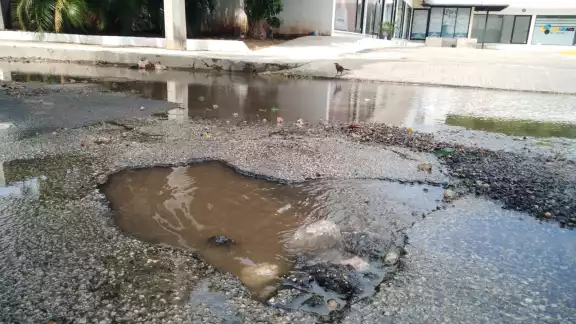 La fuga de agua se localiza en la calle 38 entre 21 y 23, a un costado de Plaza Diamante