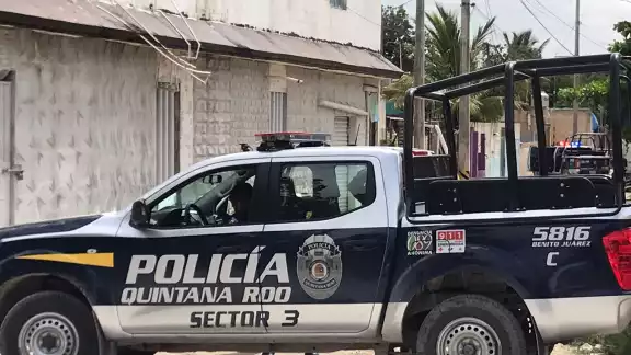 Al lugar llegaron elementos de la Policía Quintana Roo del Sector 3
Al lugar llegaron elementos de la Policía Quintana Roo del Sector 3