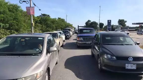 La fila de automóviles en la avenida Huayacán lleva más de dos horas, donde los conductores esperan poder salir de la zona La fila de automóviles en la avenida Huayacán lleva más de dos horas, donde los conductores esperan poder salir de la zona