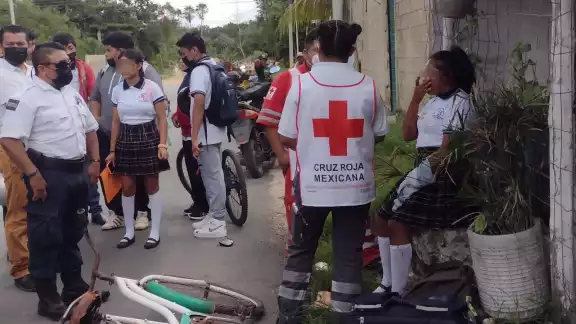 La menor fue atendida por socorristas en Carrillo Puerto luego de que un maestro se enterara del accidente y diera aviso al 911 La menor fue atendida por socorristas en Carrillo Puerto luego de que un maestro se enterara del accidente y diera aviso al 911