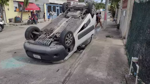 A consecuencia del choque la camioneta se volcó y el automóvil quedó atravesado en la calle A consecuencia del choque la camioneta se volcó y el automóvil quedó atravesado en la calle