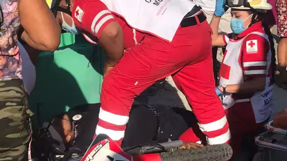 Paramédicos de la Cruz Roja acudieron para brindarle los primeros auxilios al hombre