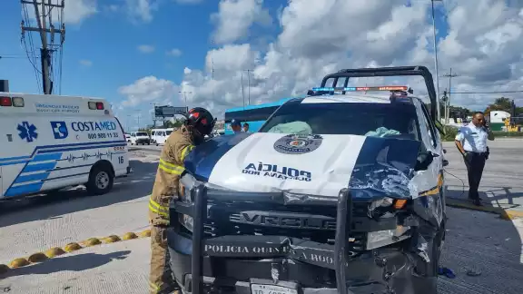La unidad de la Policía Quintana Roo resultó con daños en su parte frontal y permaneció a un lado de la carretera Puerto Morelos-Cancún La unidad de la Policía Quintana Roo resultó con daños en su parte frontal y permaneció a un lado de la carretera Puerto Morelos-Cancún