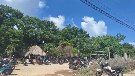 Trabajadores de la Riviera Maya dejan sus vehículos en la zona de Expo Maya para abordar transporte a sus centros laborales.