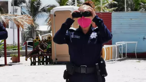Usando binoculares, los policías determinaron inecesario llamar a la Marina para corroborar que se tratara solo de algas Usando binoculares, los policías determinaron inecesario llamar a la Marina para corroborar que se tratara solo de algas