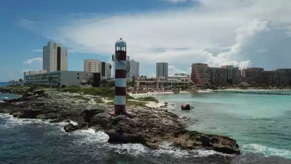 El Faro de Punta Cancún es uno de los atractivos que visitan los turistas en la zona hotelera de la ciudad