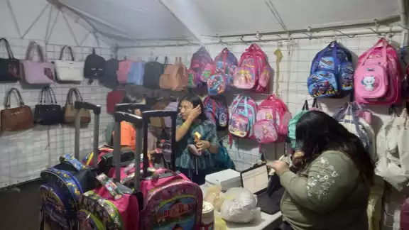 Las actividades continuarán este fin de semana con bailes populares, pasarelas y la oportunidad de adquirir mochilas a precios competitivos Las actividades continuarán este fin de semana con bailes populares, pasarelas y la oportunidad de adquirir mochilas a precios competitivos