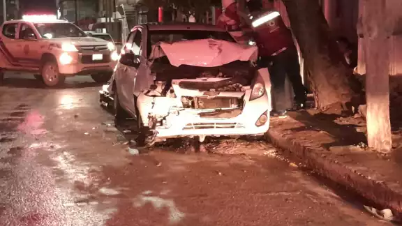 Una persona lesionada en choque de automóvil con camioneta. Una persona lesionada en choque de automóvil con camioneta.