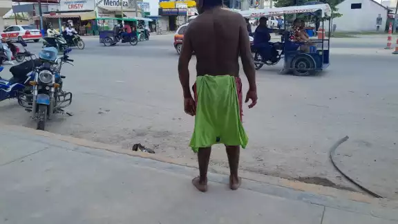 El hombre suele pedir dinero para comprar alcohol, pero al negárselo, comienza a insultar El hombre suele pedir dinero para comprar alcohol, pero al negárselo, comienza a insultar