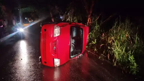 El hombre salió por la cajuela del vehículo y huyo del lugar, pero más tarde lo detuvieron