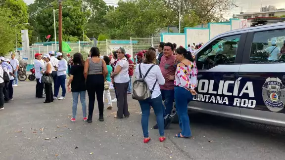 Seguidores de los candidatos hacen fila para verlos llegar a la sede del debate Seguidores de los candidatos hacen fila para verlos llegar a la sede del debate