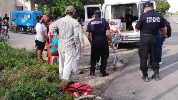 El ciclista tuvo que ser atendido por los golpes El ciclista tuvo que ser atendido por los golpes
