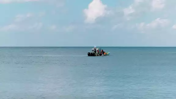 La lancha y los tripulantes a bordo fueron trasladados al embarcadero ubicado a un costado del muelle fiscal San Miguel