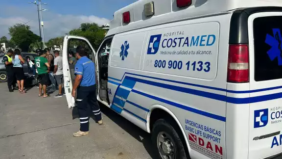 Los paramédicos tuvieron que trasladar a la mujer a un hospital cercano Los paramédicos tuvieron que trasladar a la mujer a un hospital cercano