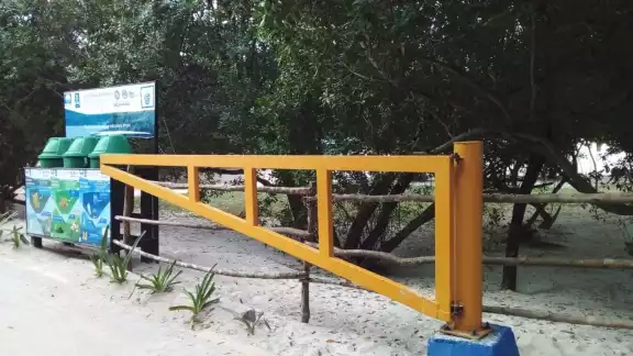 La pluma impide el paso a partir de las 17 hrs La pluma impide el paso a partir de las 17 hrs