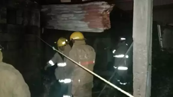 El incendio se registró cerca de la 1:30 horas durante la madrugada de este jueves El incendio se registró cerca de la 1:30 horas durante la madrugada de este jueves