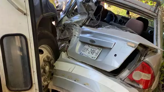 Aunque no se registraron personas heridas, el auto afectado presentó graves daños