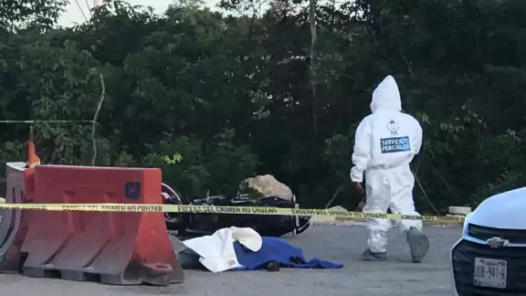 El cuerpo quedó tirado sobre la carretera El cuerpo quedó tirado sobre la carretera