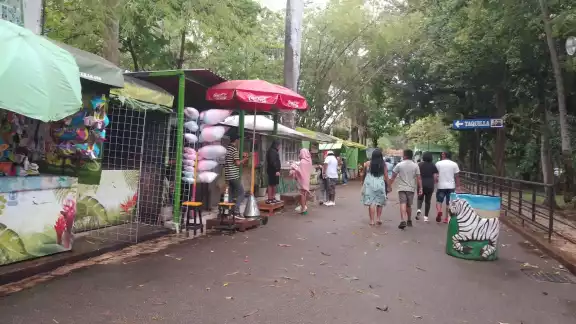 Atracciones como el trenecito se encontraban suspendidas por las lluvias